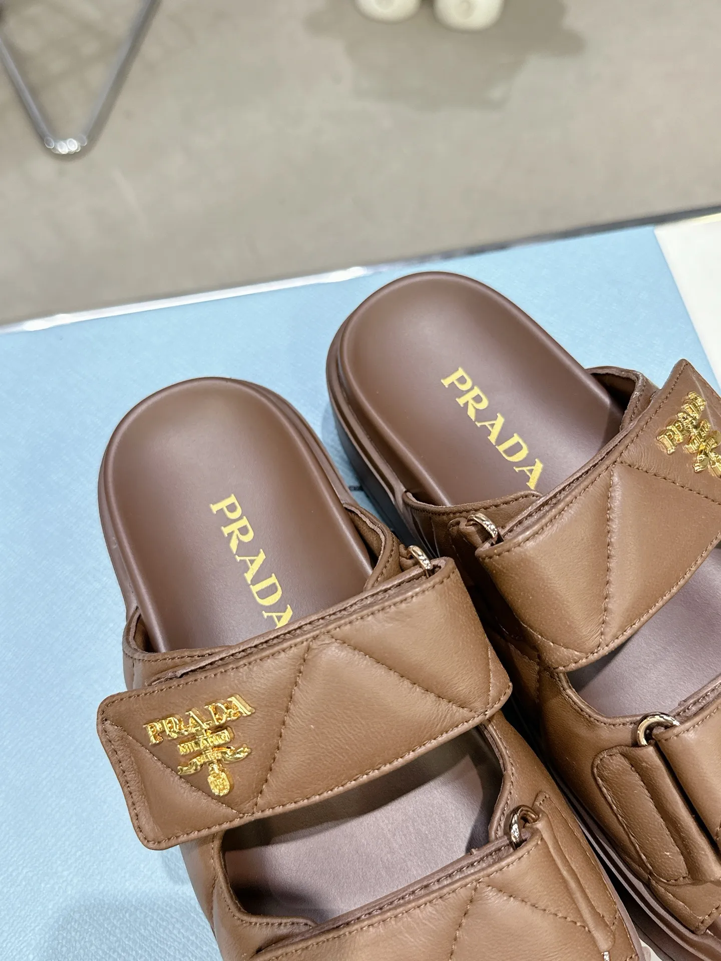 👟👟Ex-factory price 440👟👟 PRADA 2025 vs spring and summer popular sandals series... [Thick-soled double-button sandals] Original 1:1 customization, this year's most fashionable and popular retro British style, simple and elegant, all styles are good-looking, platform thick soles make you slimmer and taller, very comfortable, fashionable and versatile... Many Internet celebrities are on their feet. These platform round-toe thick-soled shoes are very popular this year. They can be worn (increased) for both leisure and leisure. ❶Material: Customized imported calf leather ❷Inner: Customized imported sheepskin ❸Outsole: Original molded ultra-light outsole ❹Sole thickness: 5.5cm ❺Number of yards: 35-40 ❻Packaging: Original full set of packaging ☀Color: Official website updated simultaneously